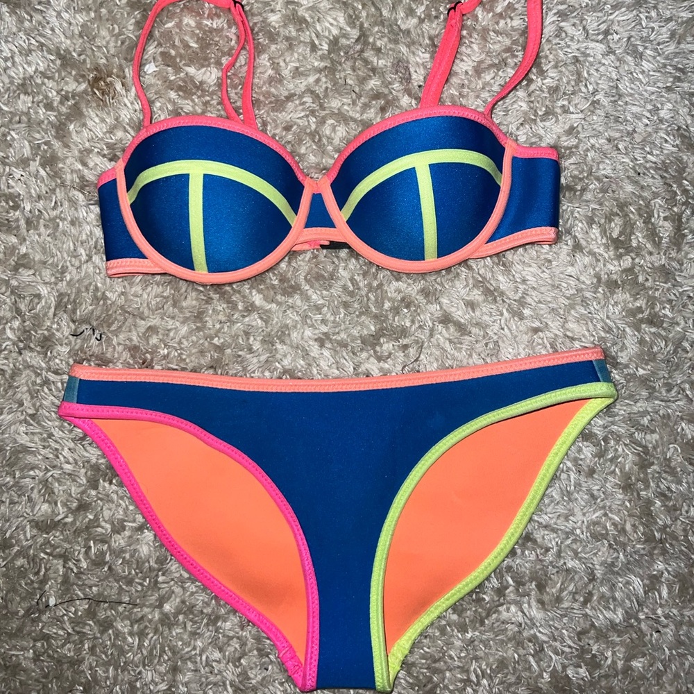 Triangl bathing suit bikini